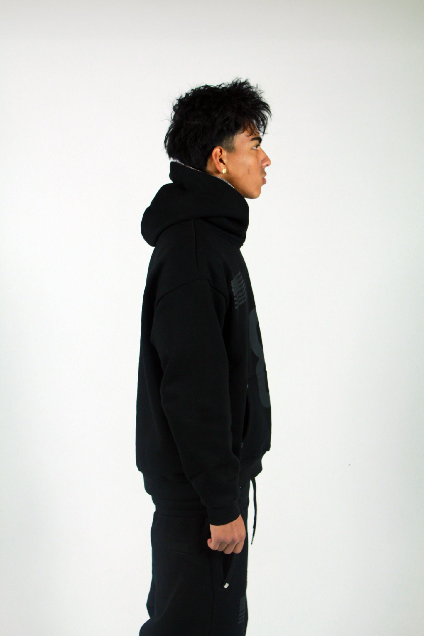 001 HOODIE BLACK