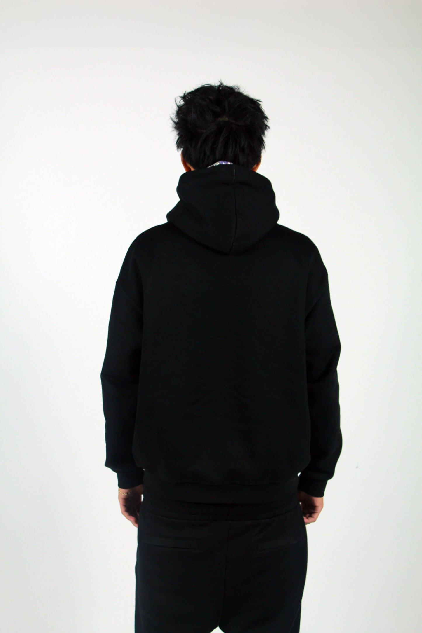 001 HOODIE BLACK