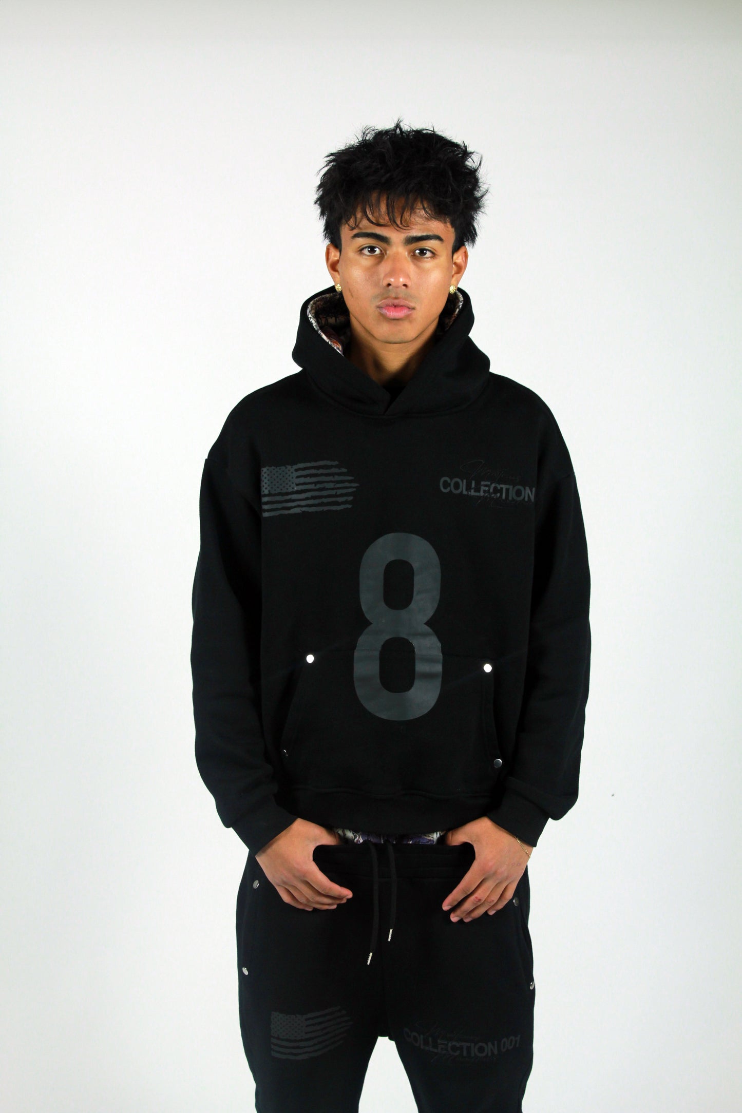 001 HOODIE BLACK