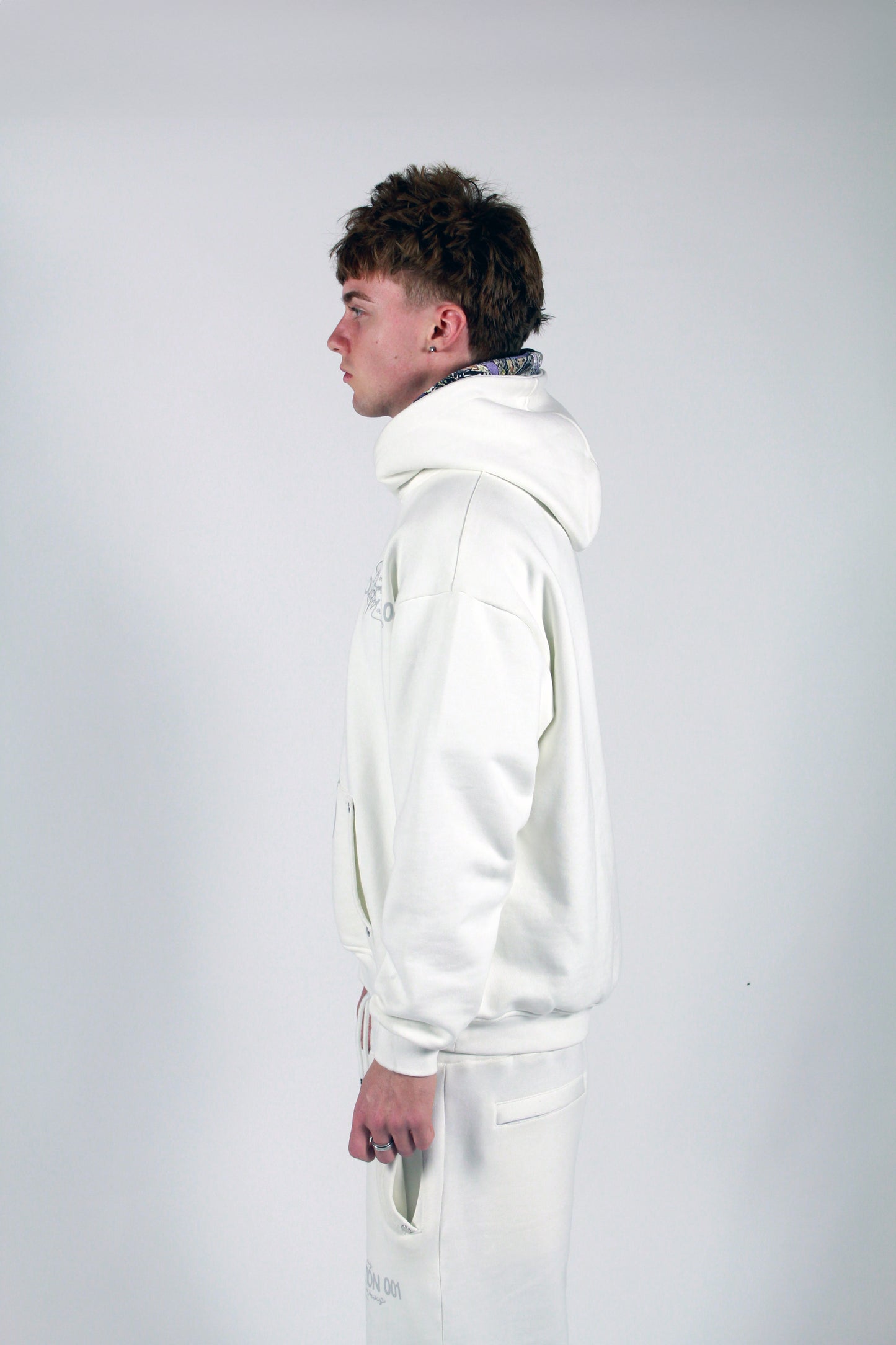 001 HOODIE WHITE