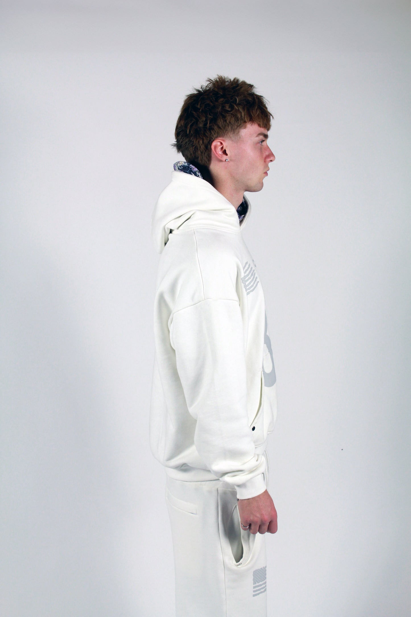 001 HOODIE WHITE