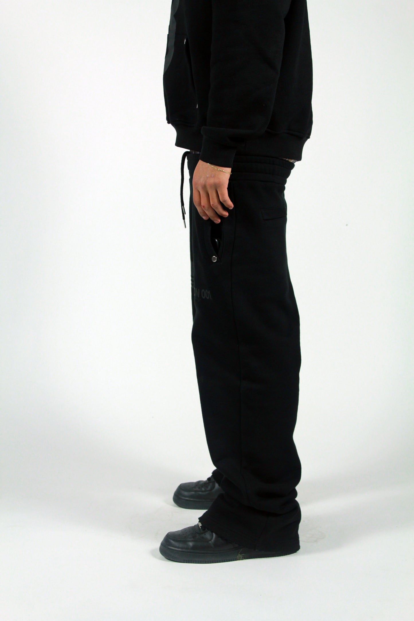 001 SWEATS BLACK