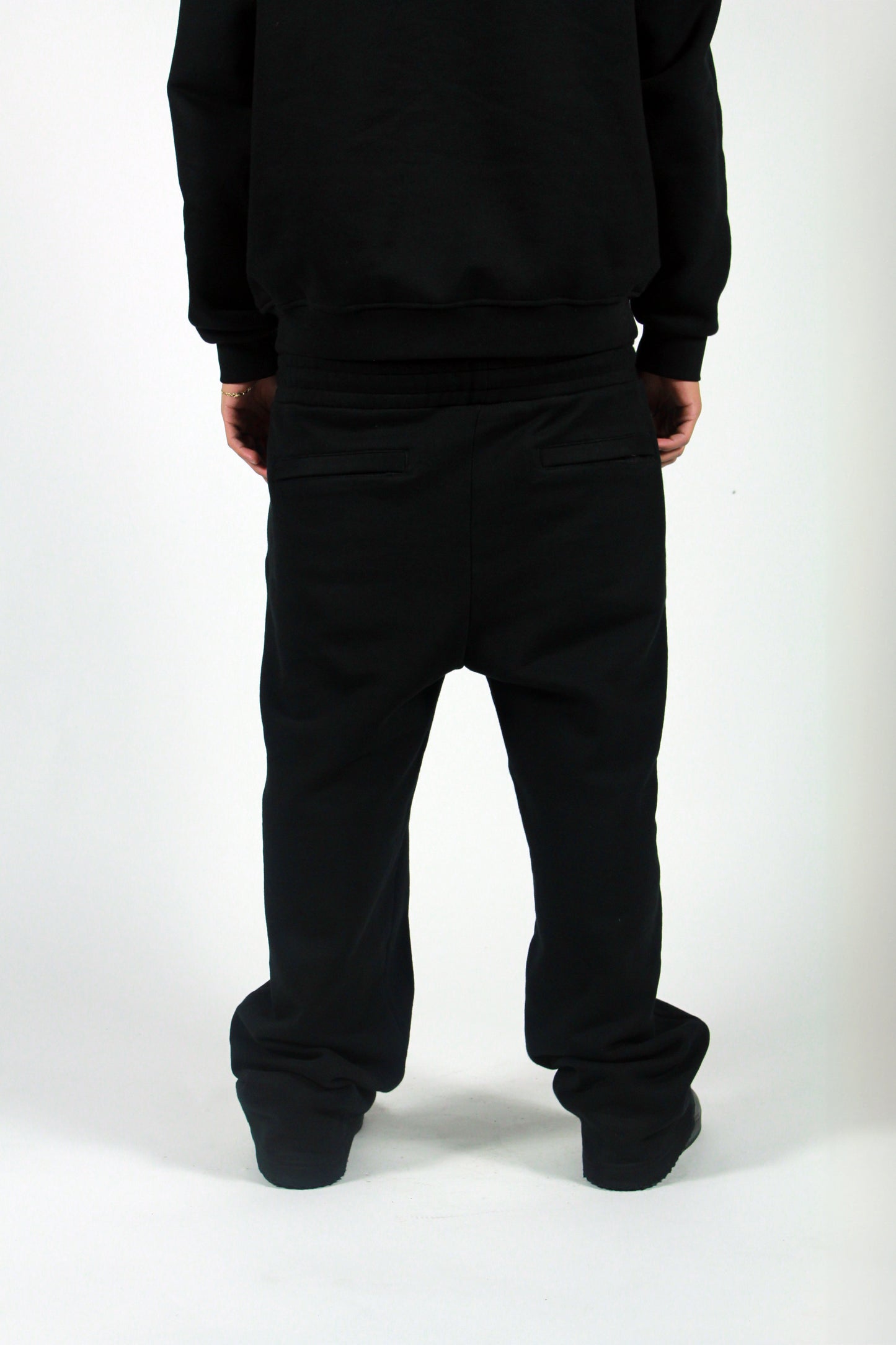 001 SWEATS BLACK