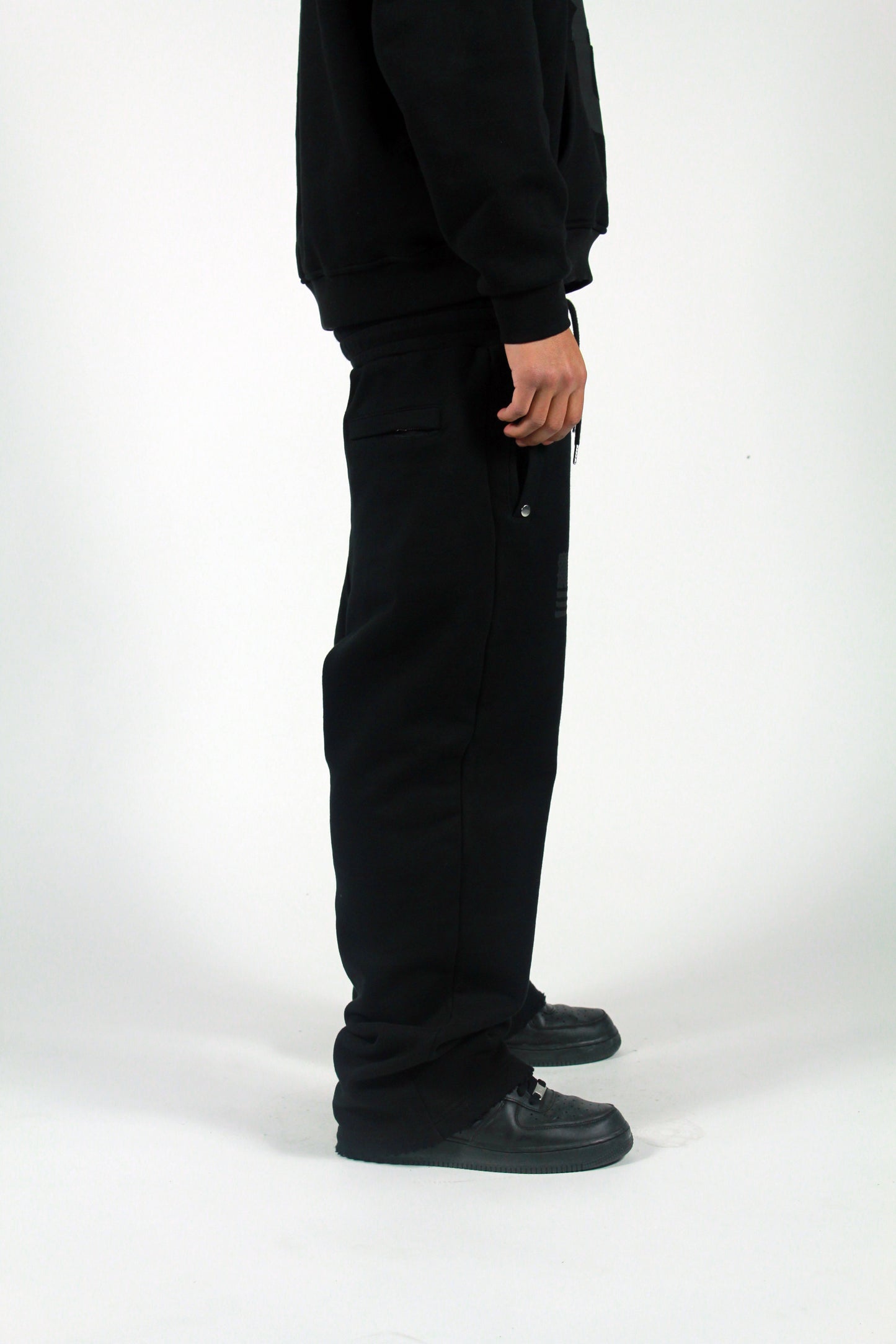 001 SWEATS BLACK