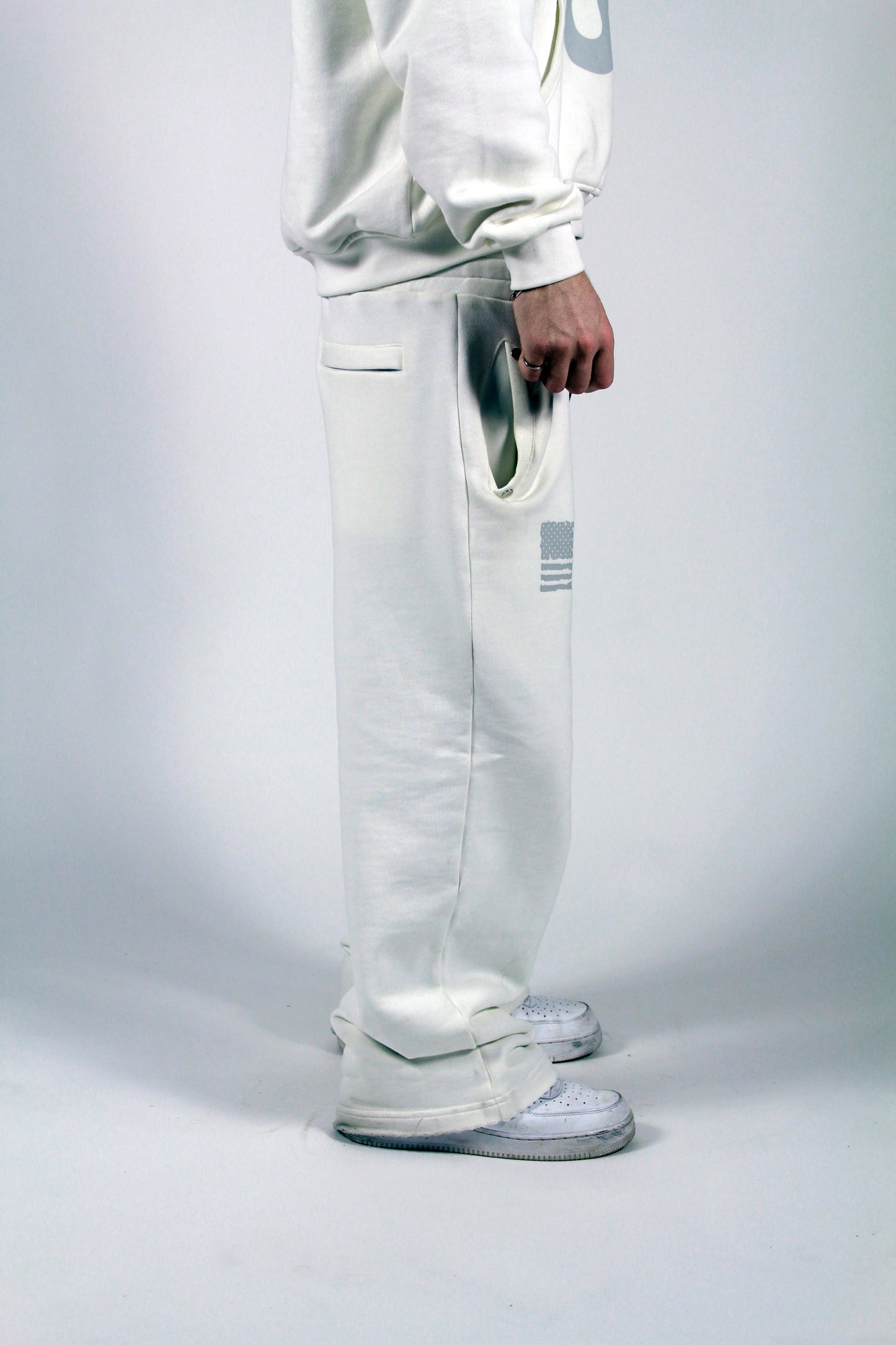 001 SWEATS WHITE