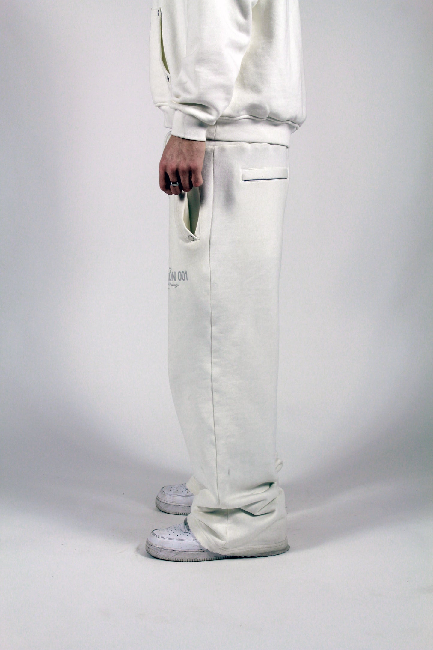 001 SWEATS WHITE