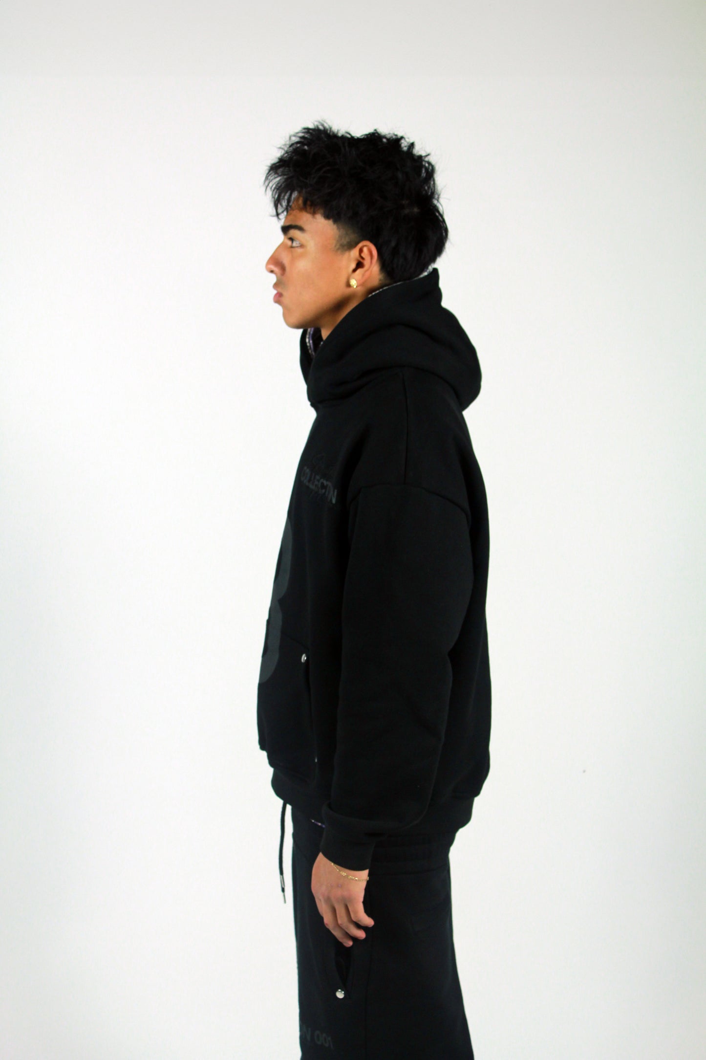 001 HOODIE BLACK